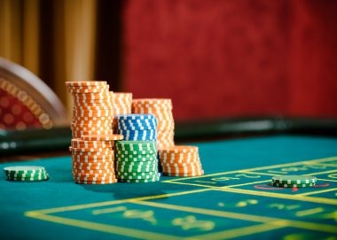 Live Qiu Qiu dealer table with HD camera angles showing card placement and player positions